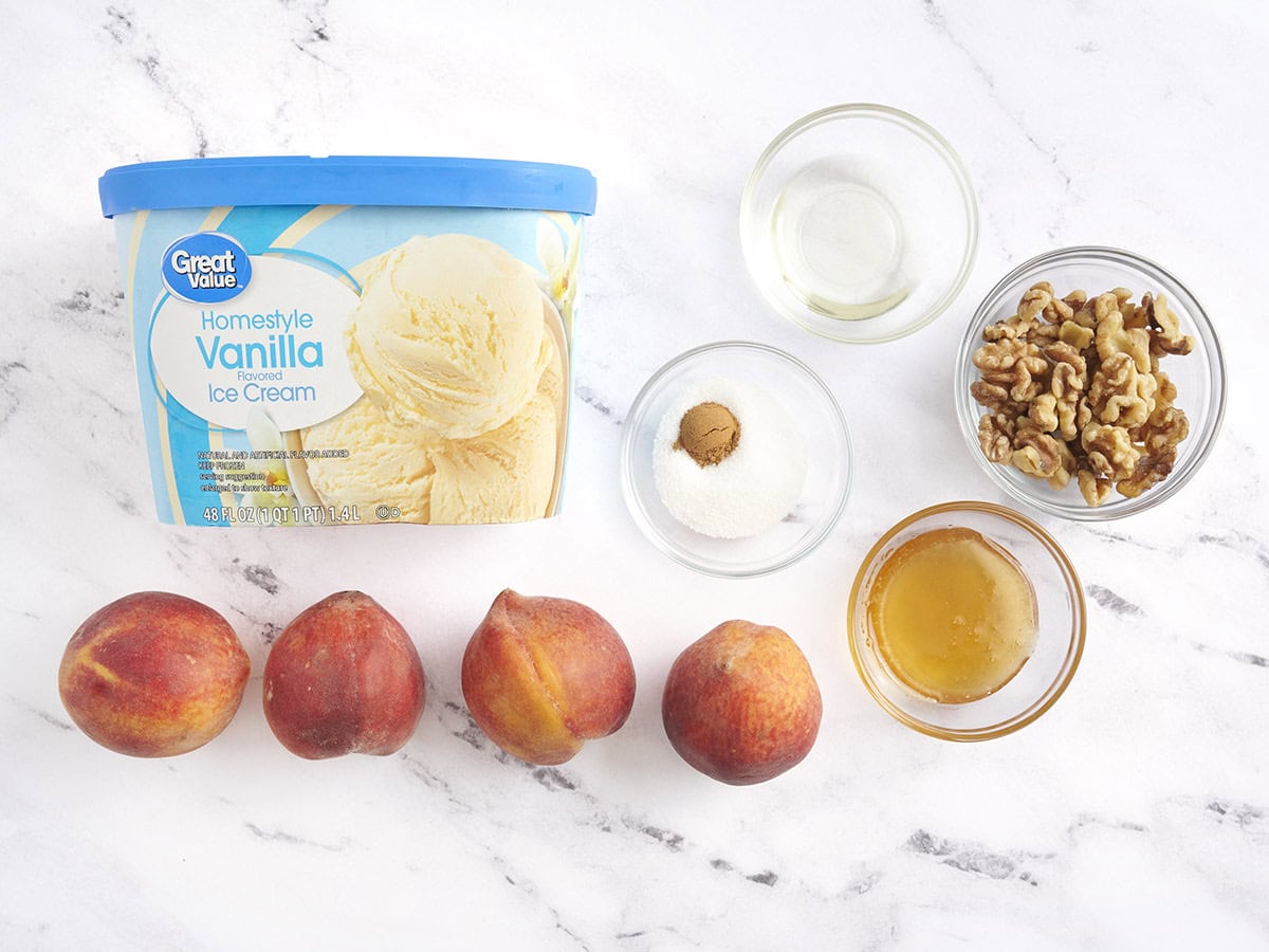 Die Zutaten für gegrillte Pfirsiche und Creme.