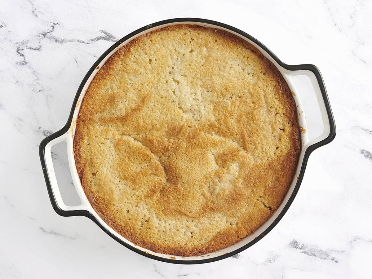 Overhead -Blick auf einen fertigen Pfirsichschuster in einem Ofenschale.