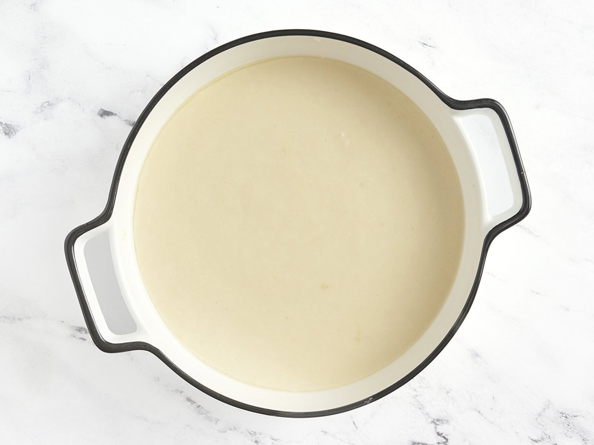 Cobbler -Teig in einer Ofenschale.