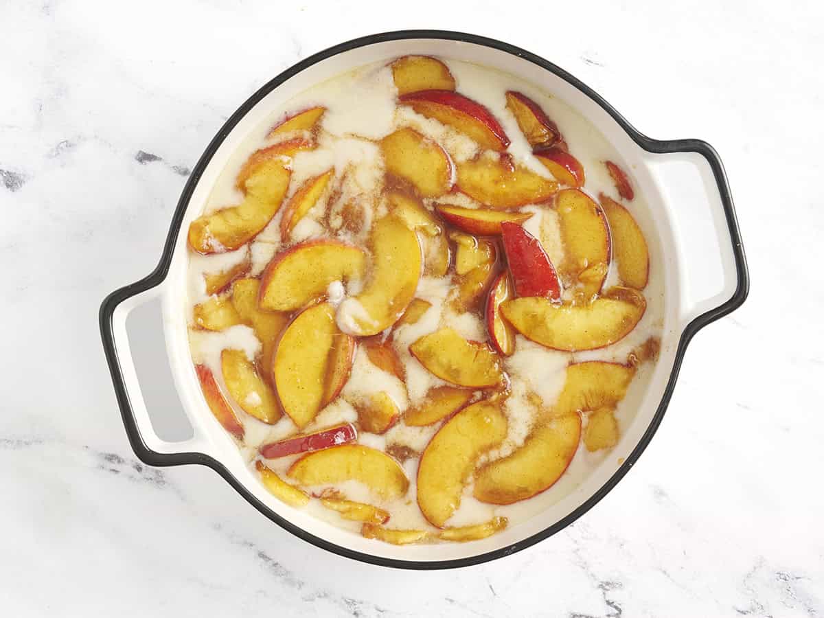 Pfirsichmischung zum Teig für Schuster in einer Ofenschale.