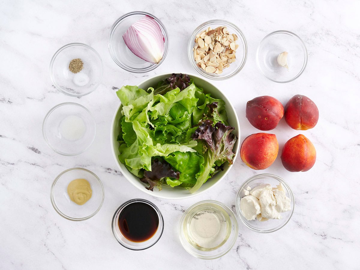 Die Zutaten für einen gegrillten Pfirsichsalat.