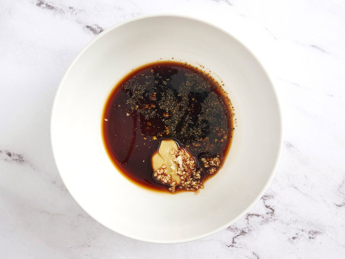 Die Zutaten für eine Balsamico -Vinaigrette in einer Schüssel.