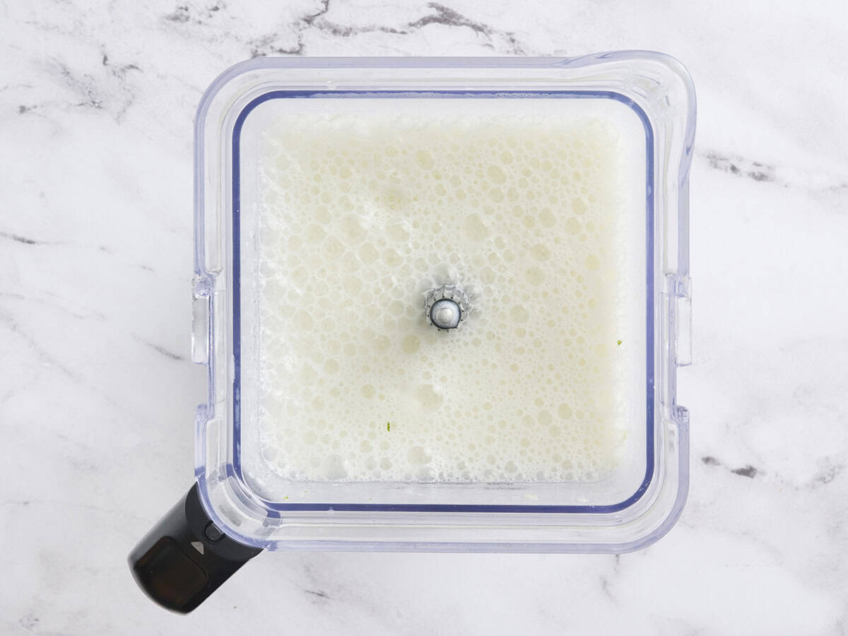 Brasilianische Limonade in einem Mixer nach dem Mischen.