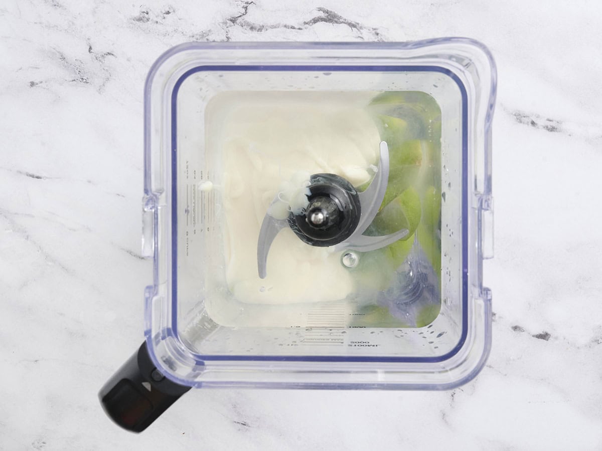 Die Zutaten für brasilianische Limonade in einem Mixer.