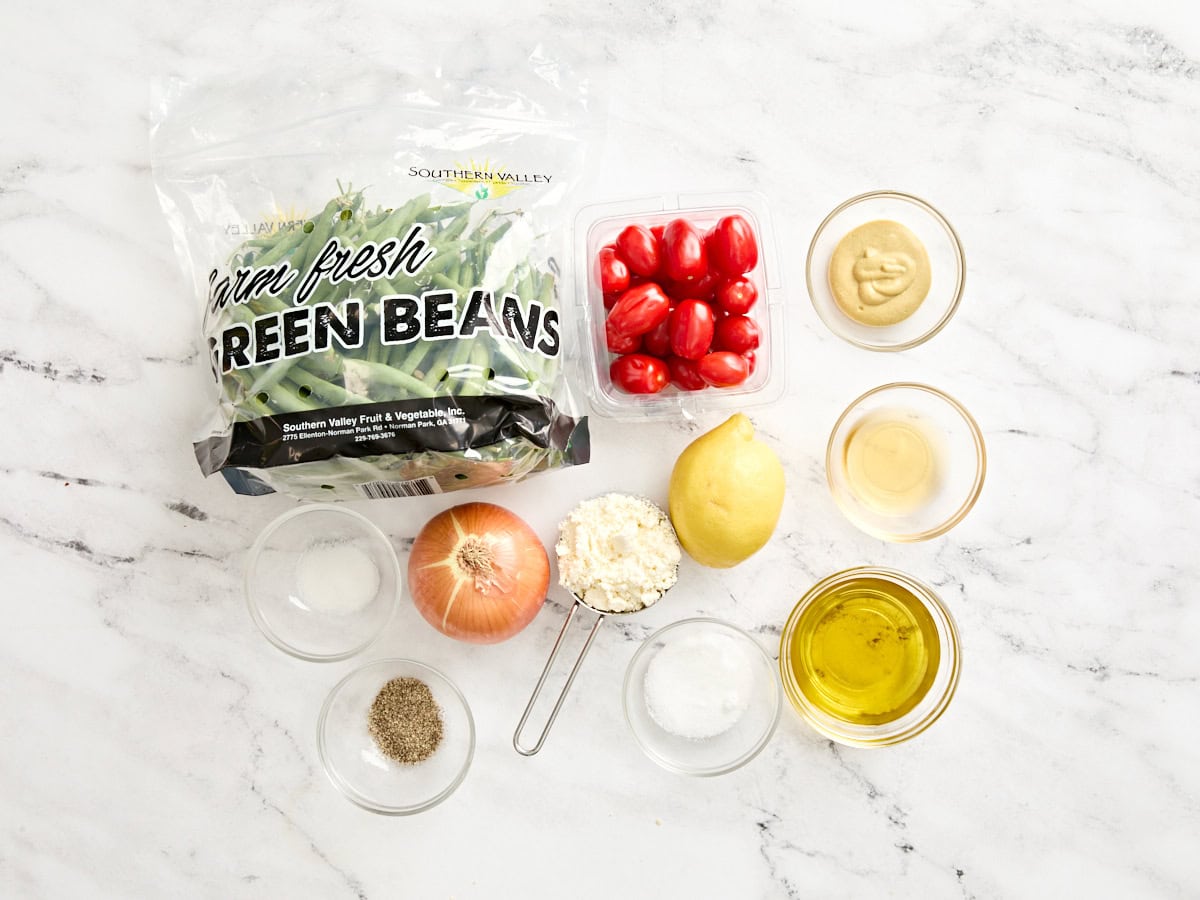 Die Zutaten, um einen grünen Bohnensalat zu machen.