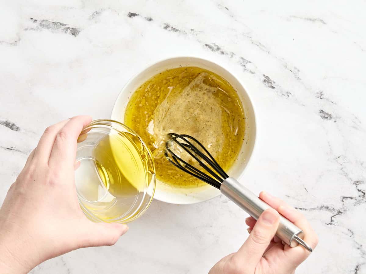 Öl wird für eine Zitronenvinaigrette in die Zutaten gebracht.