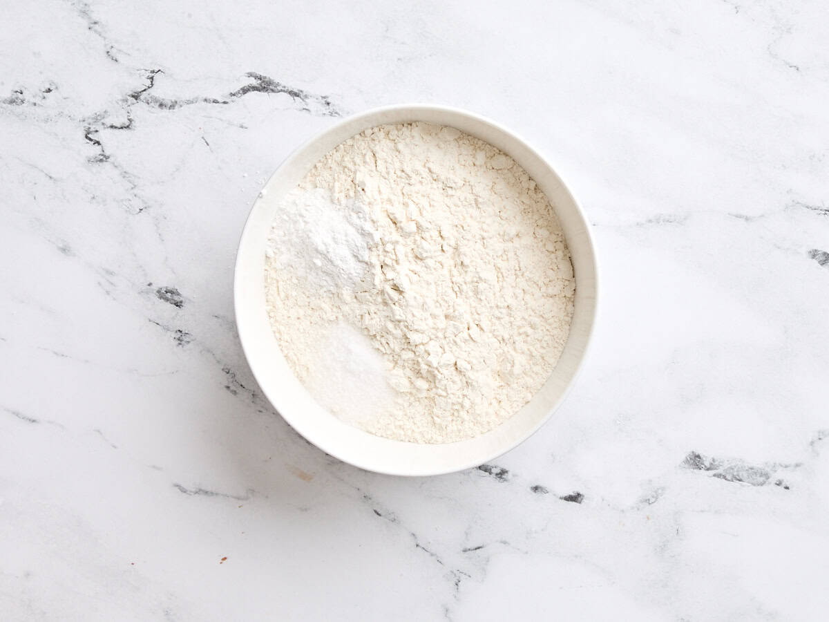 Die trockenen Zutaten für Vanillekuchen in einer Mischschüssel.