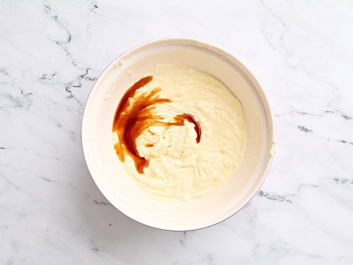 Vanilleextrakt zu einer Butter-, Öl- und Zuckermischung.