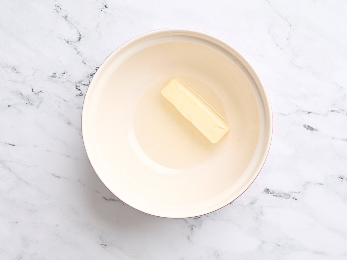 Butter und Öl in einer Rührschüssel.