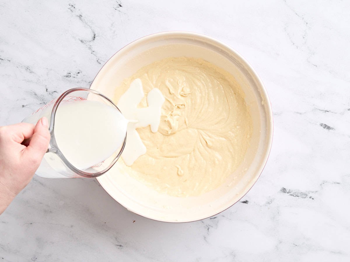 Buttermilch für Vanillekuchen zum Teig hinzugefügt.