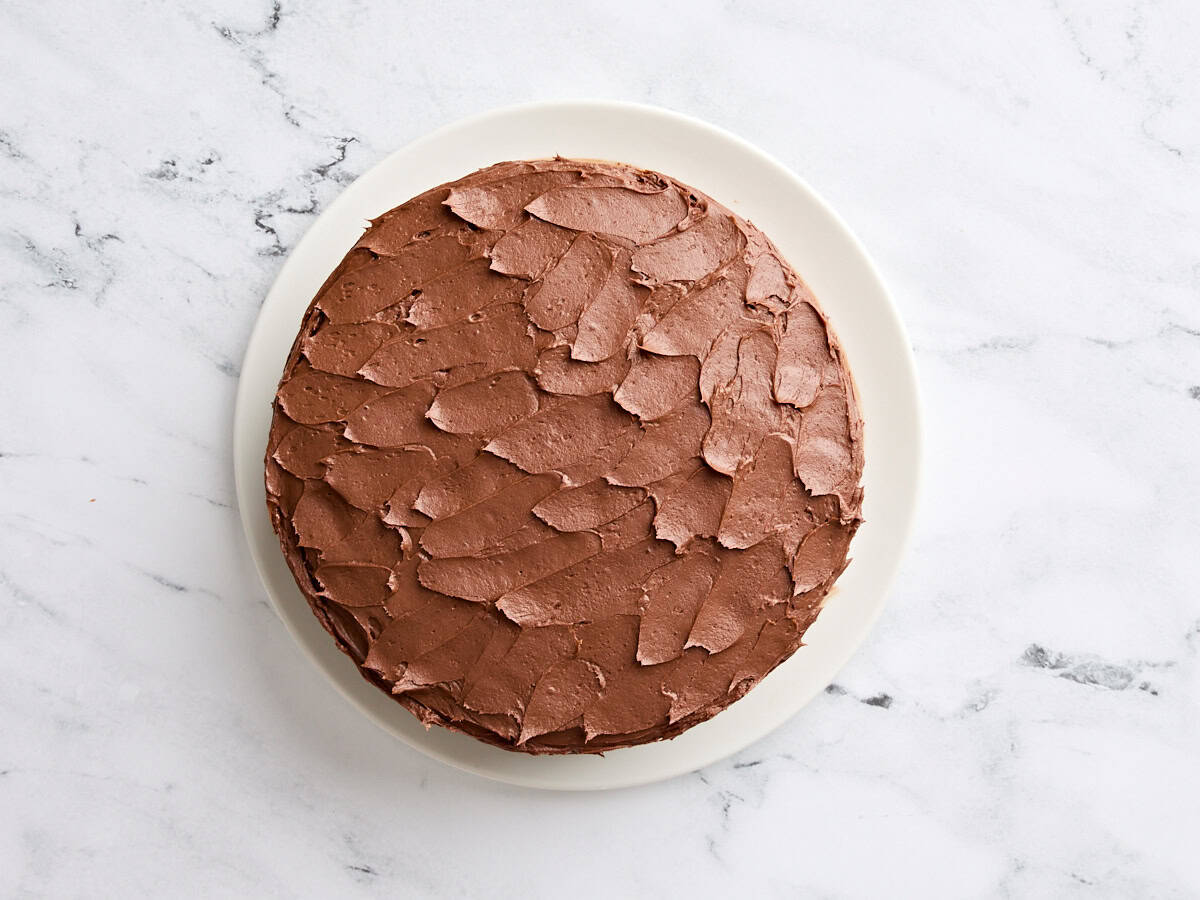 Fertiger klassischer Vanillekuchen mit Schokoladenbuttercreme.