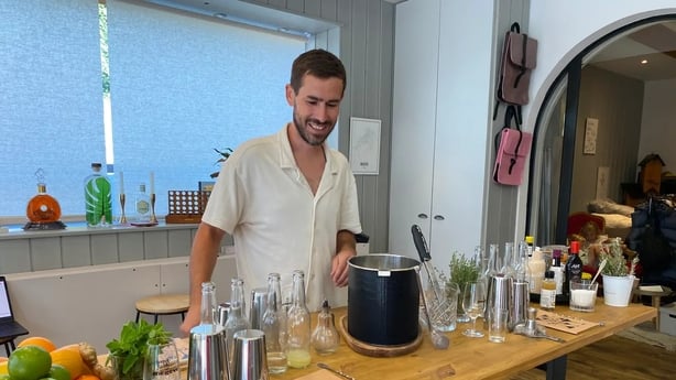 Thomas Bencze gibt eine Lektion in der Kunst des Cocktail -Herstellens (Rosalind McKenzie/PA)