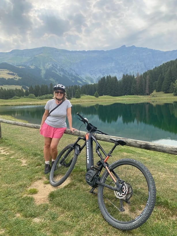 Ein E-Mountain-Radtour ritt die Hänge hinauf zum schönen Lac de Javen (Rosalind McKenzie/Pa)