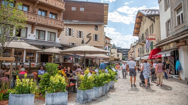 Geschäftiger Megève Village Center 