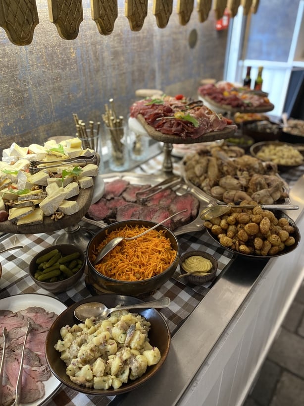 Das Mittagessen wird im Grand Hôtel du Soleil d'Or serviert 