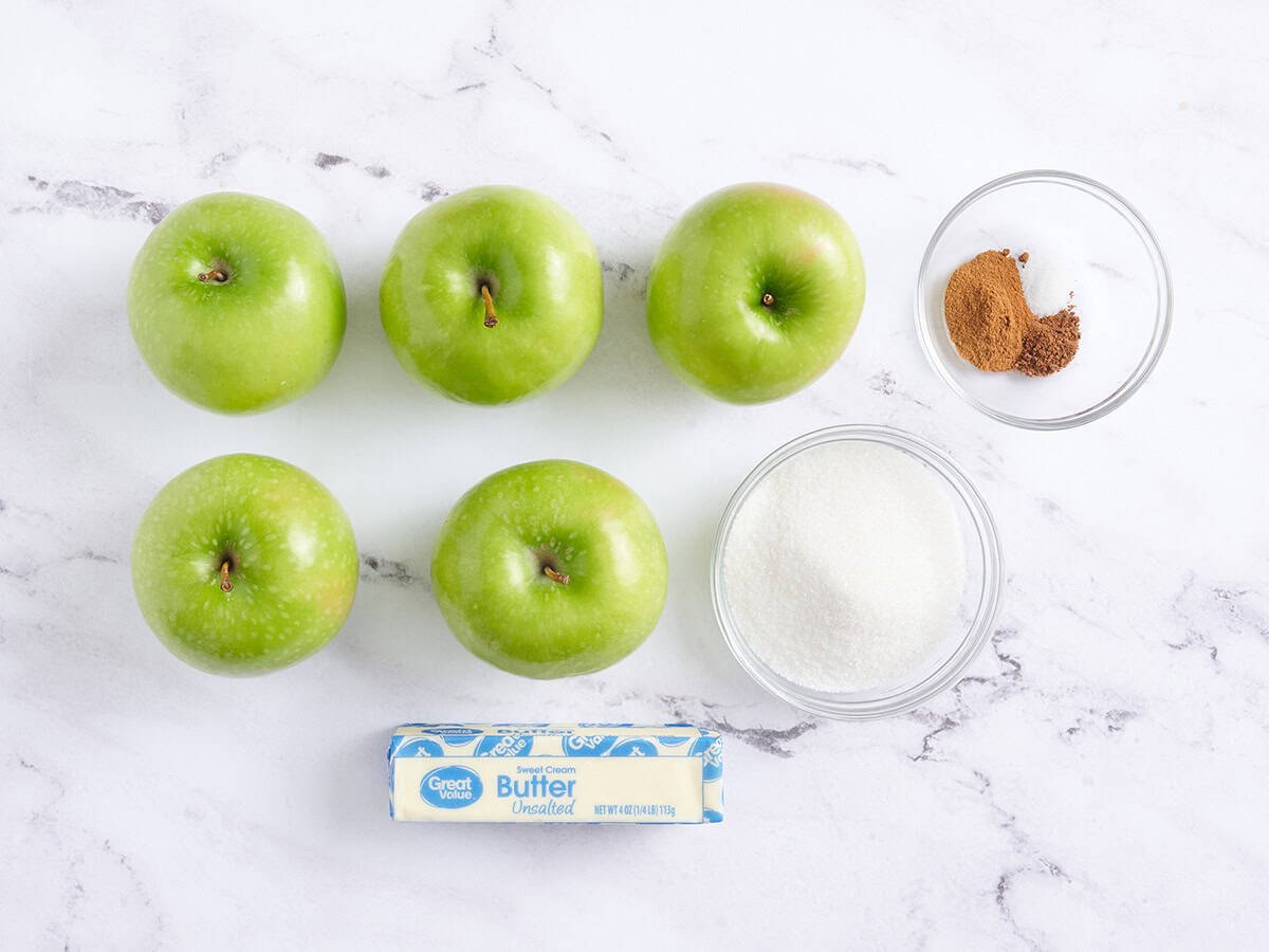 Die Zutaten für gebratene Äpfel.
