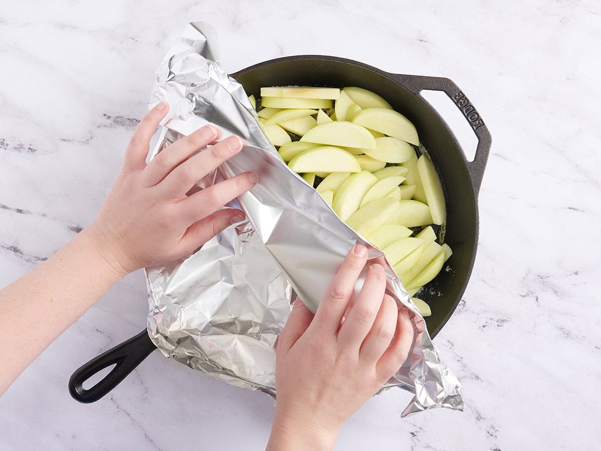 Eine Gusseisenpfanne ist mit Folie bedeckt.