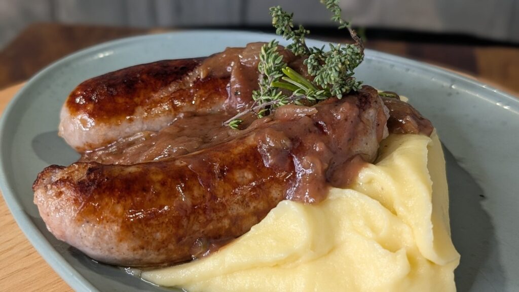 Cumberland -Würste mit Mash und Zwiebelsoße: Heute