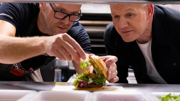 Gordon Ramsay und Christian Binney, Direktor für Lebensmittelentwicklung von Burger King UK (David Parry/PA Medienaufgaben)