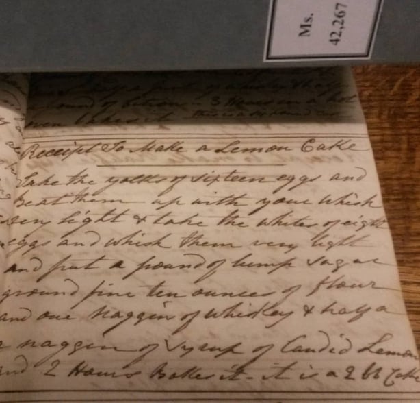 Ein handgeschriebenes Rezept für einen Zitronenkuchen