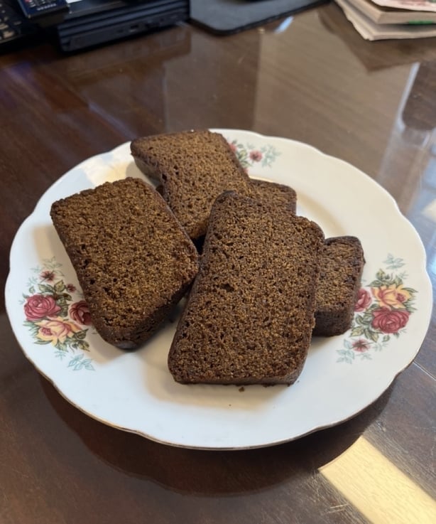 Ein Teller mit Lebkuchenlaib