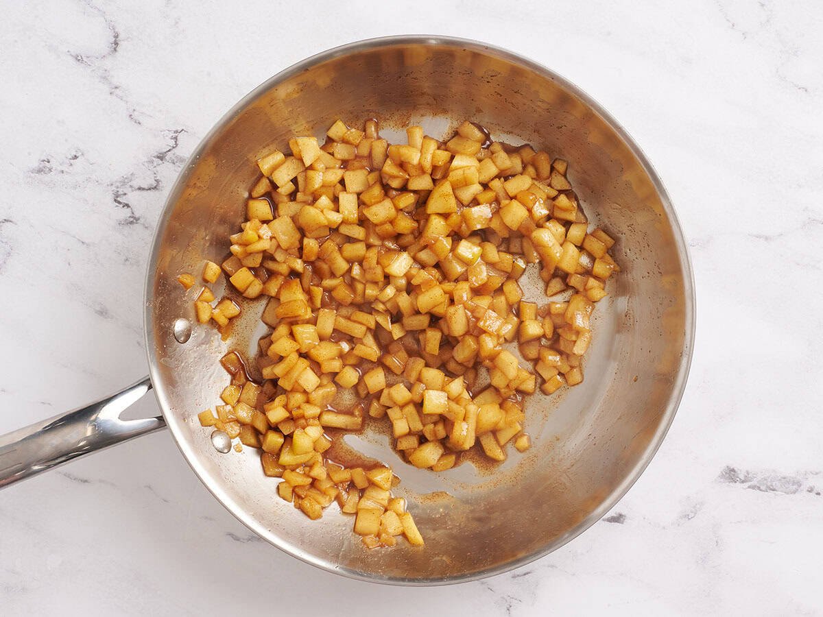 Die Füllung für hausgemachte Apfelflaunas in einer Pfanne.