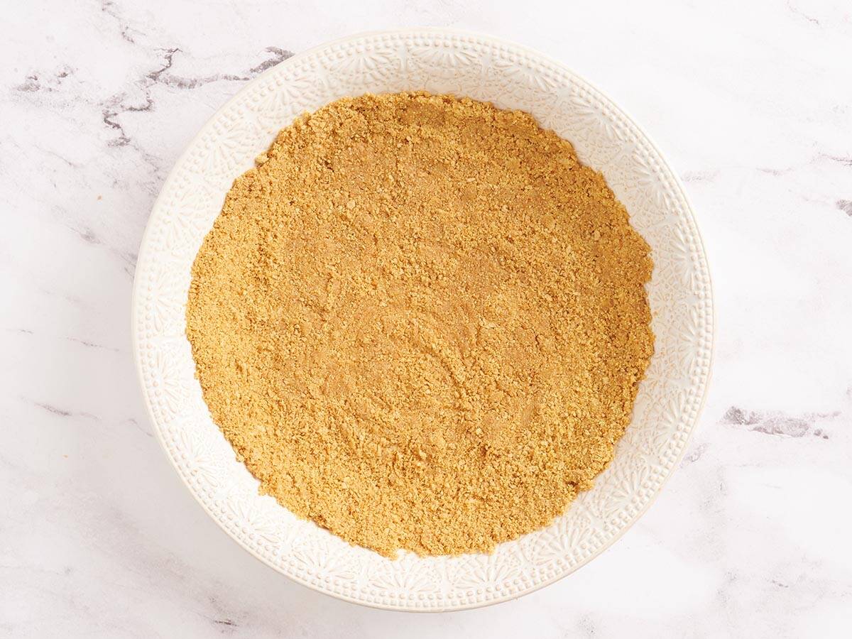 Graham-Cracker-Kruste in einer Kuchenform.