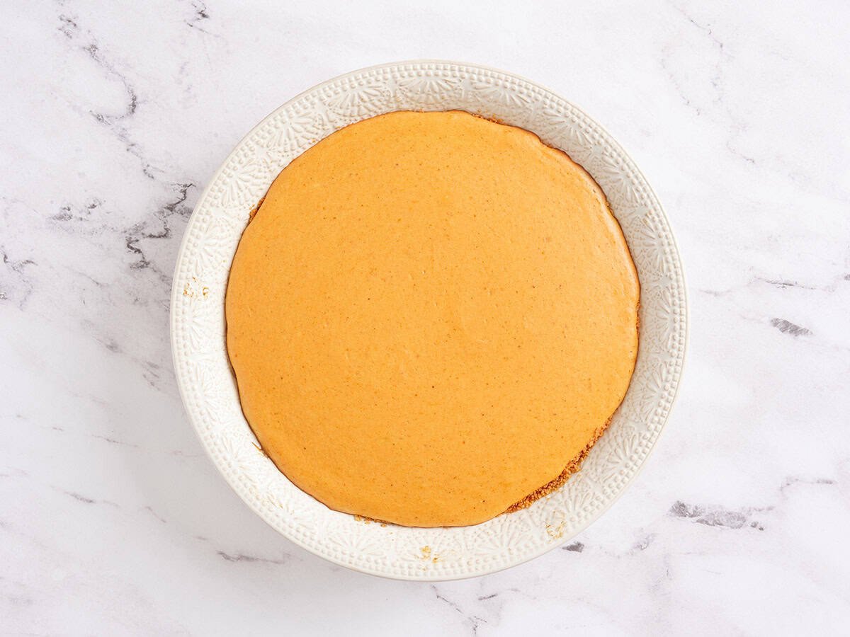 Gebackener Kürbis-Käsekuchen in einer Kuchenform.