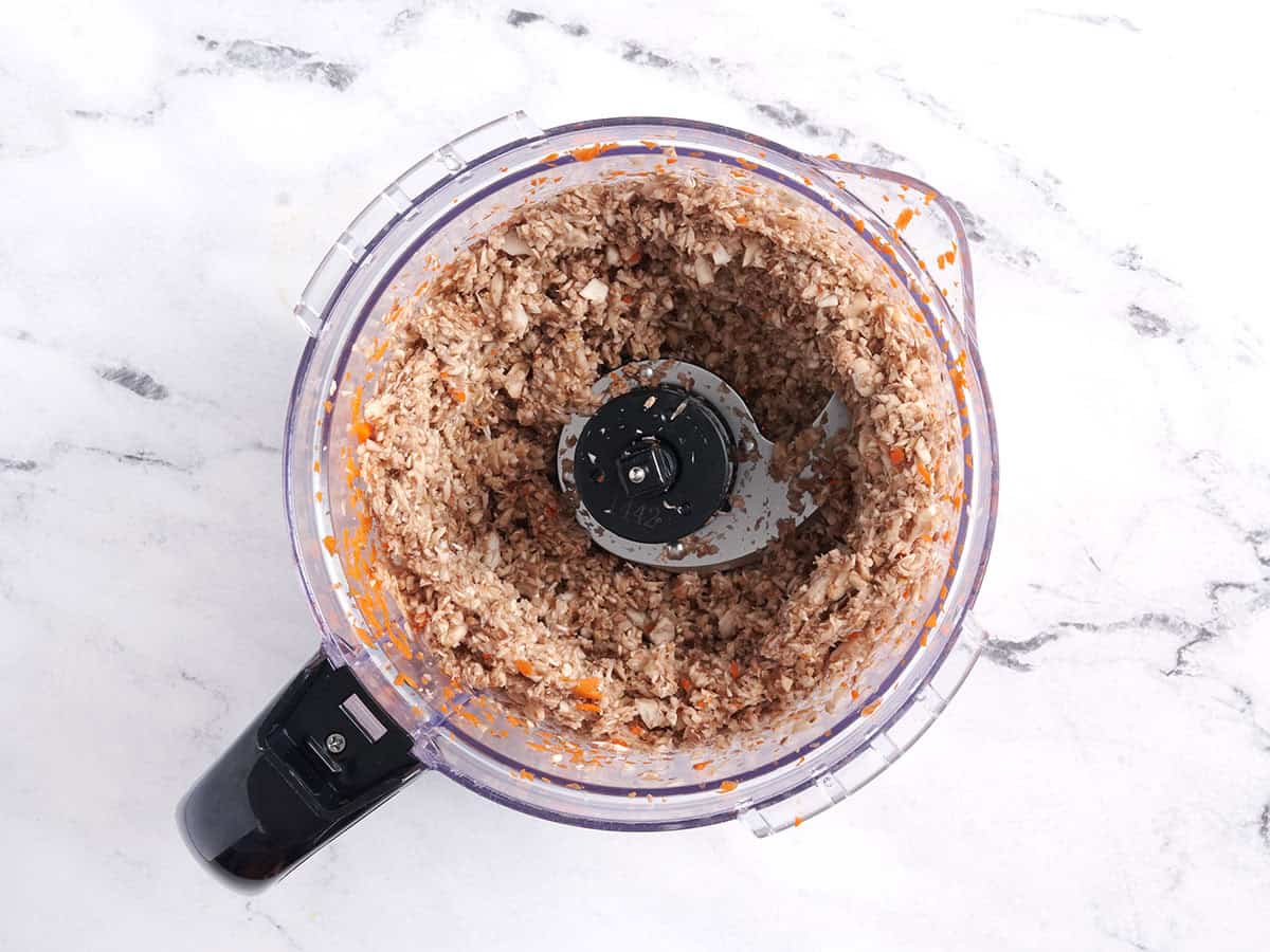 Pilze in einer Küchenmaschine.