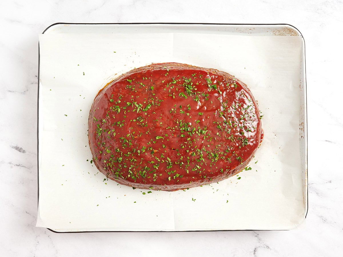 Ein fertiges Linsenbrot nach dem Backen auf einem mit Backpapier ausgelegten Backblech.