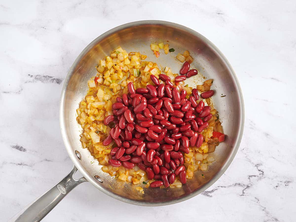 Gemischtes Gemüse und Kidneybohnen in einer Pfanne.