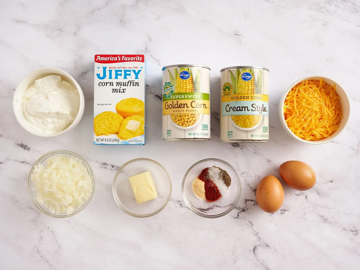 Zutaten für einen Maisbrotauflauf.