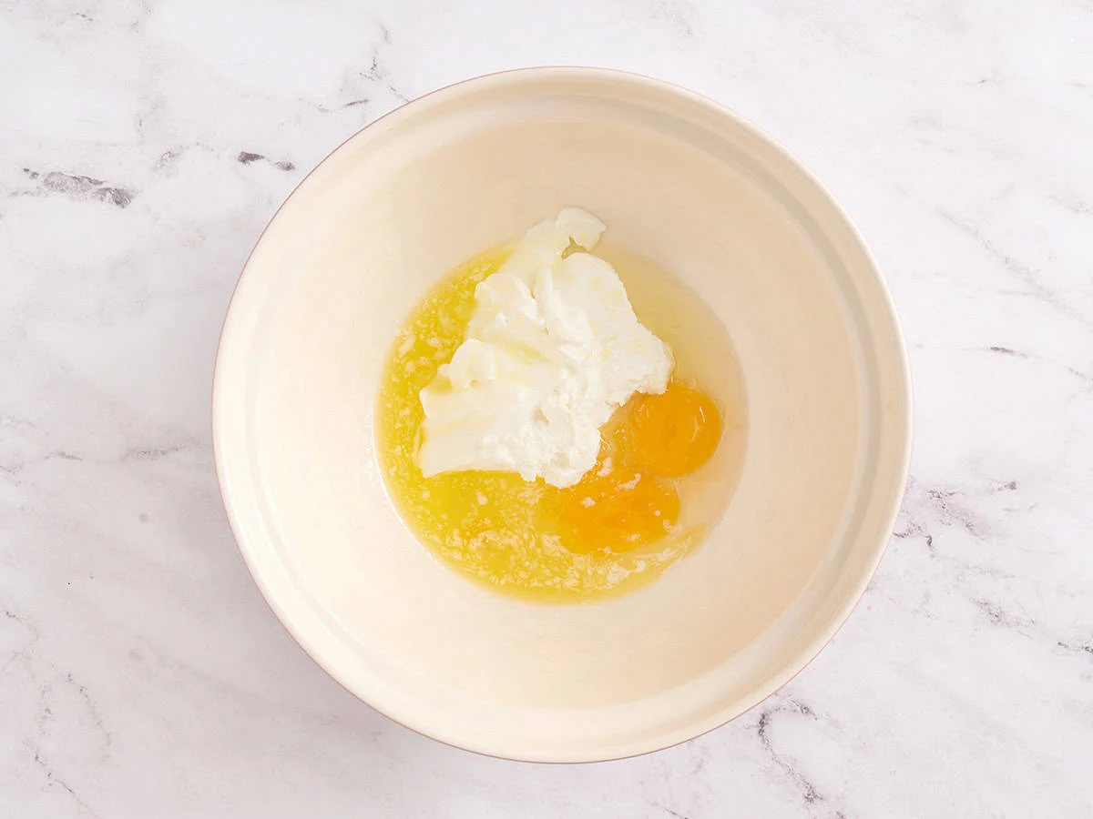 Die feuchten Zutaten in einer weißen Schüssel vermischen.