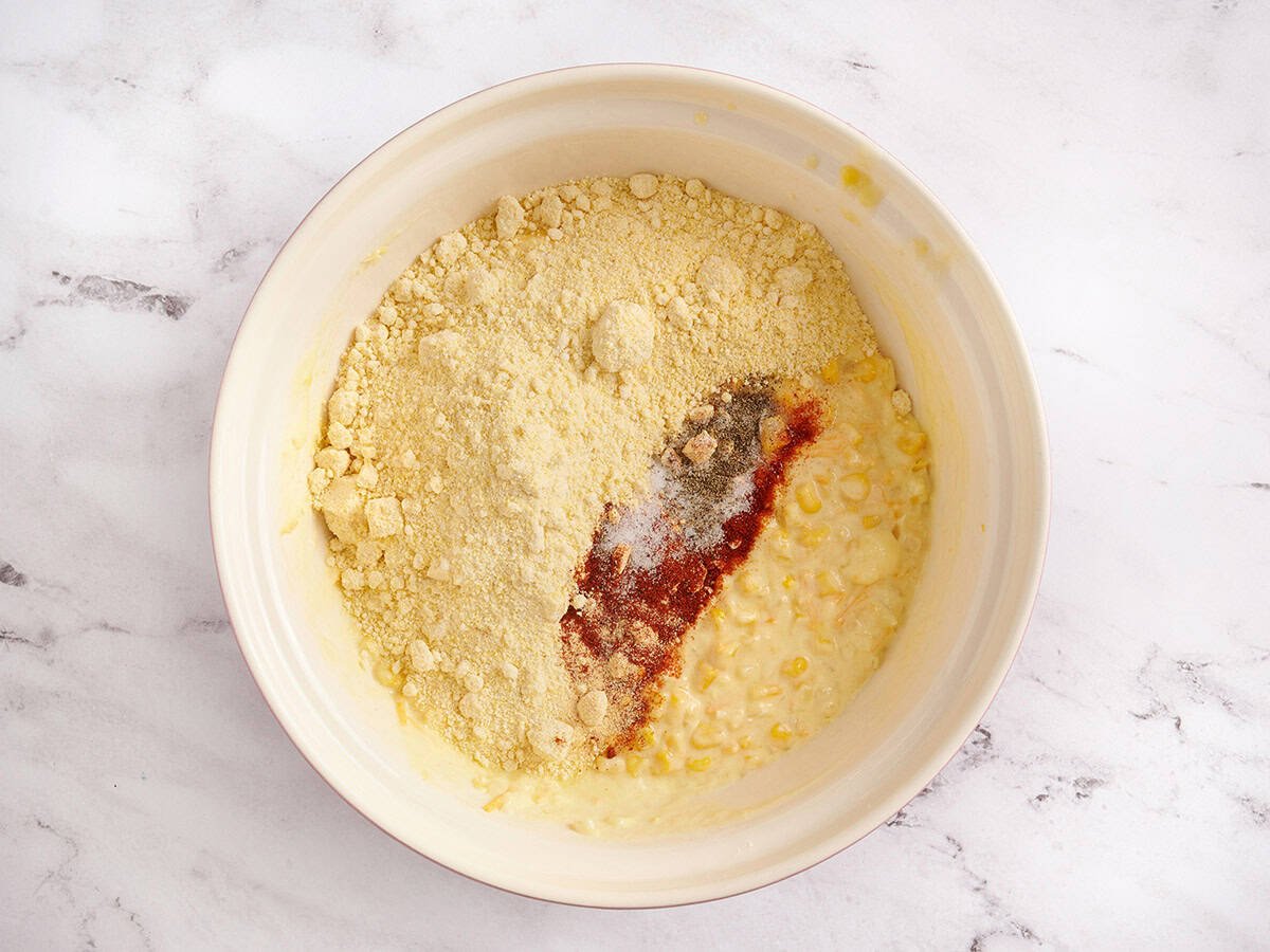 Die Maisbrotmischung und die Gewürze in die Schüssel geben.