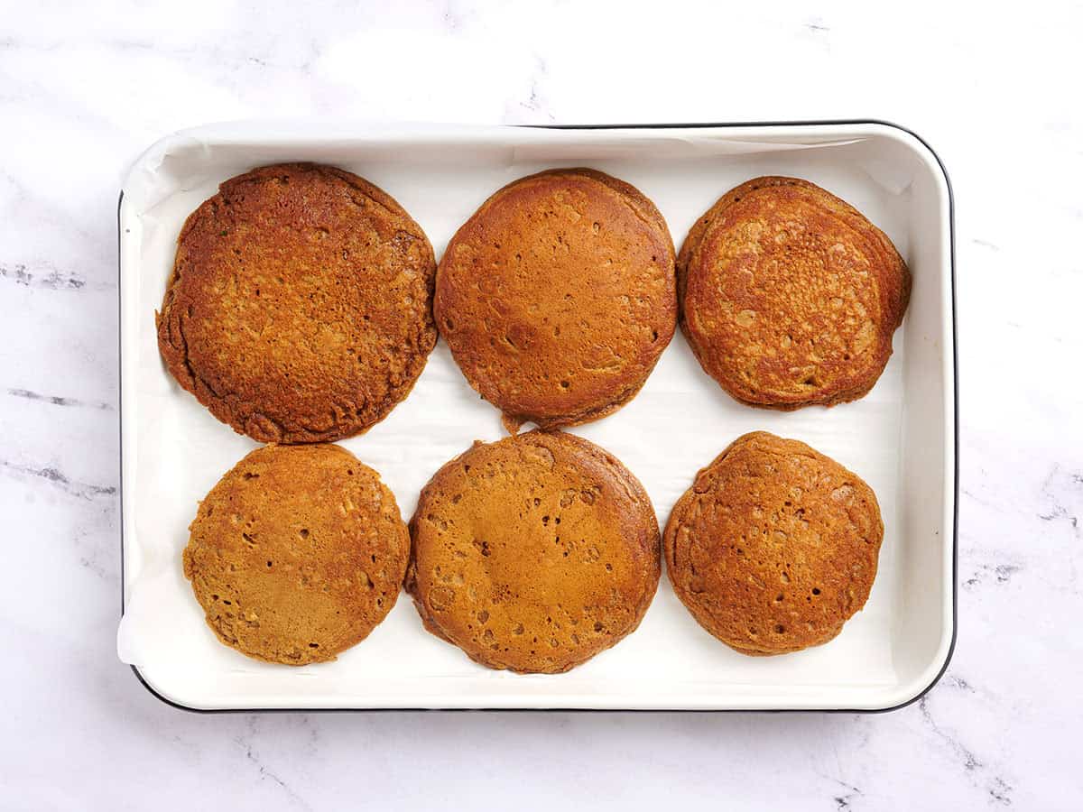 Sechs Pfannkuchen auf einem Backblech.