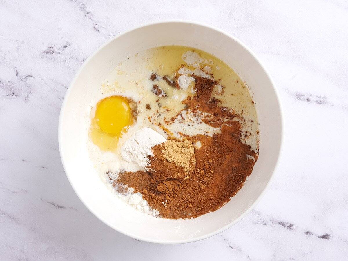 Alle Zutaten für selbstgemachte Lebkuchenpfannkuchen in einer Schüssel.