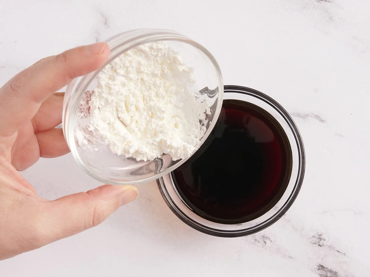 Maisstärke wird in Sojasauce gegossen.