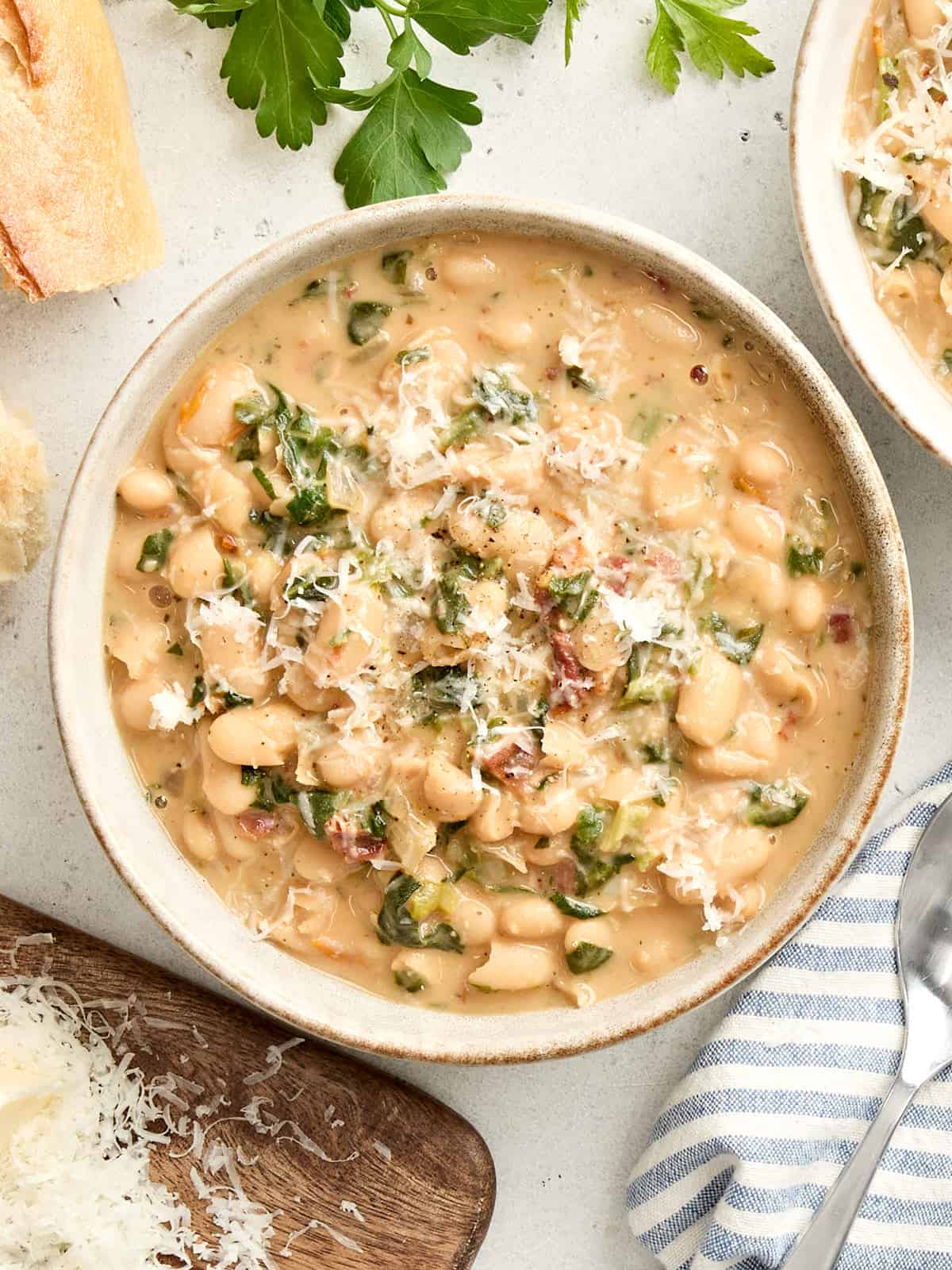 Blick von oben auf eine Schüssel mit weißen Bohnen.