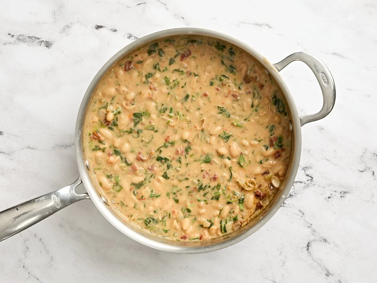 Heirate mir weiße Bohnen in einer Pfanne.