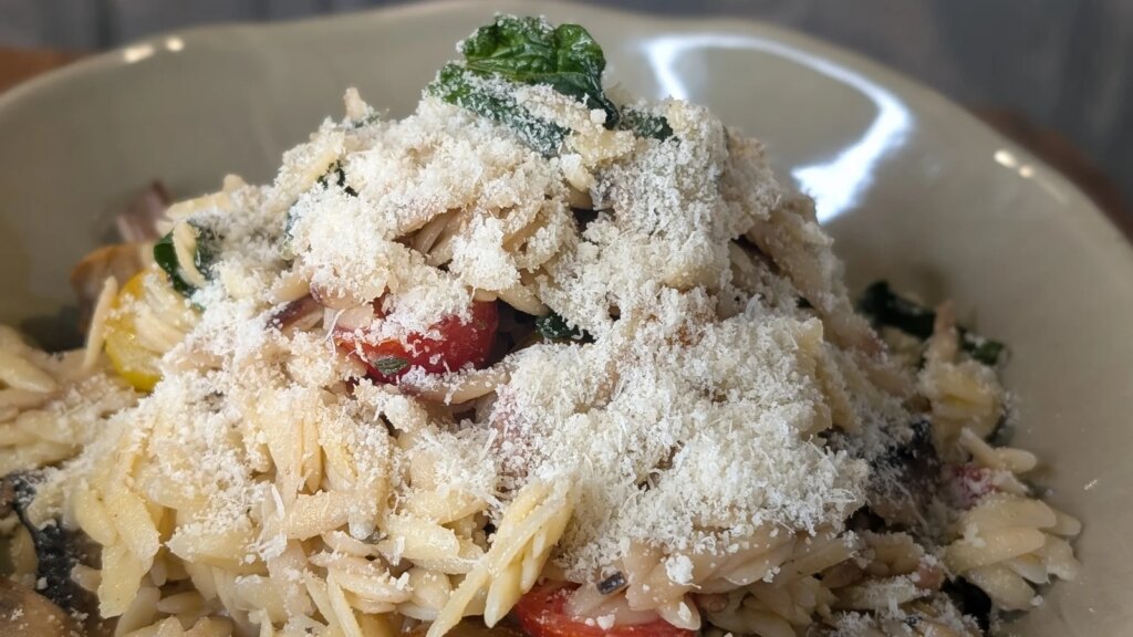 Paul Flynns Orzo mit Pilzen, Spinat, Zitrone und Parmesan