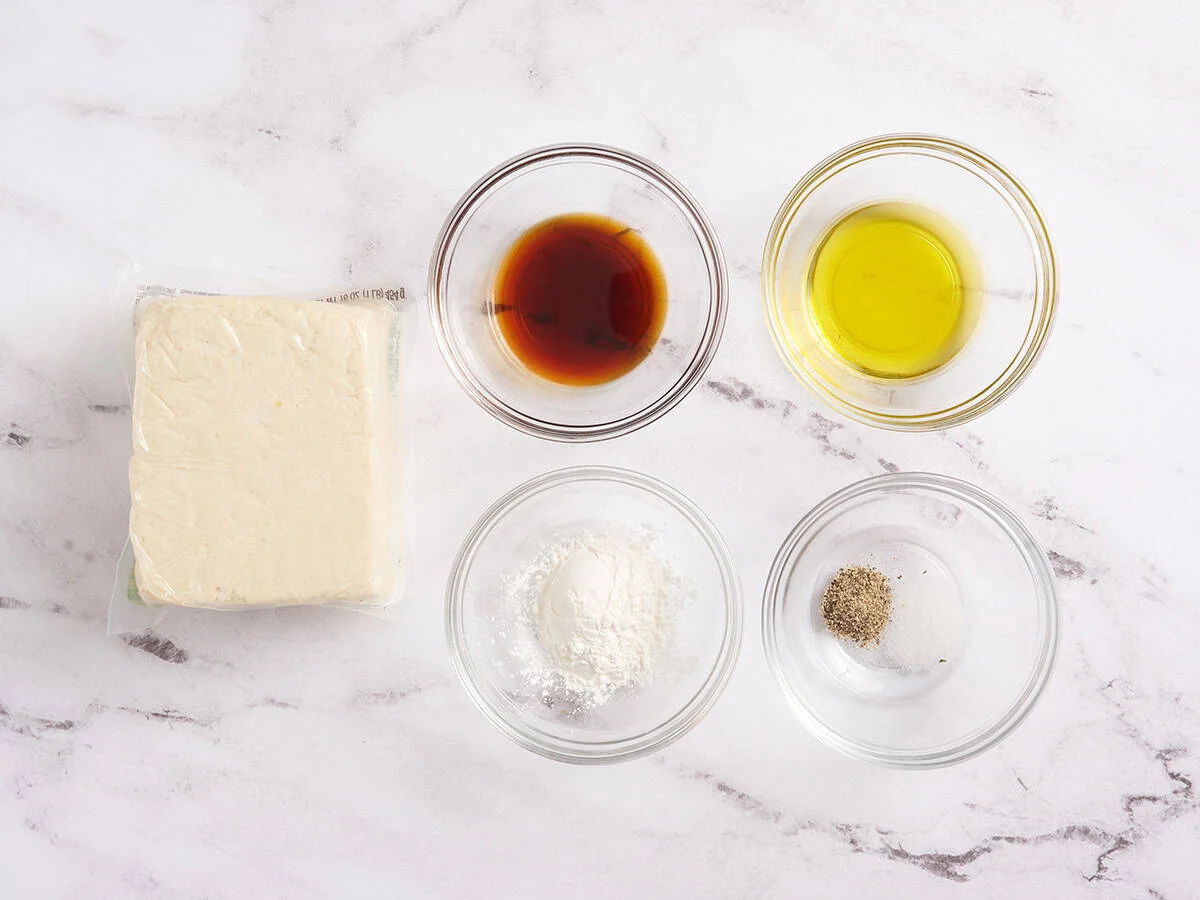 Die Zutaten für gebackenen Tofu.