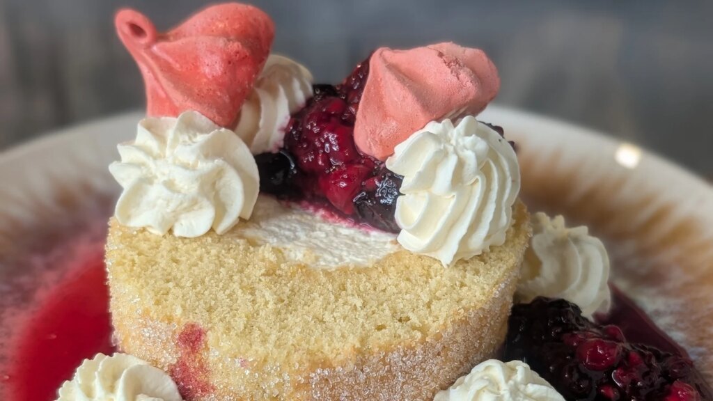 Alex Petits Vanille-Biskuitrolle mit Zitronenquark und Winterbeerenkompott