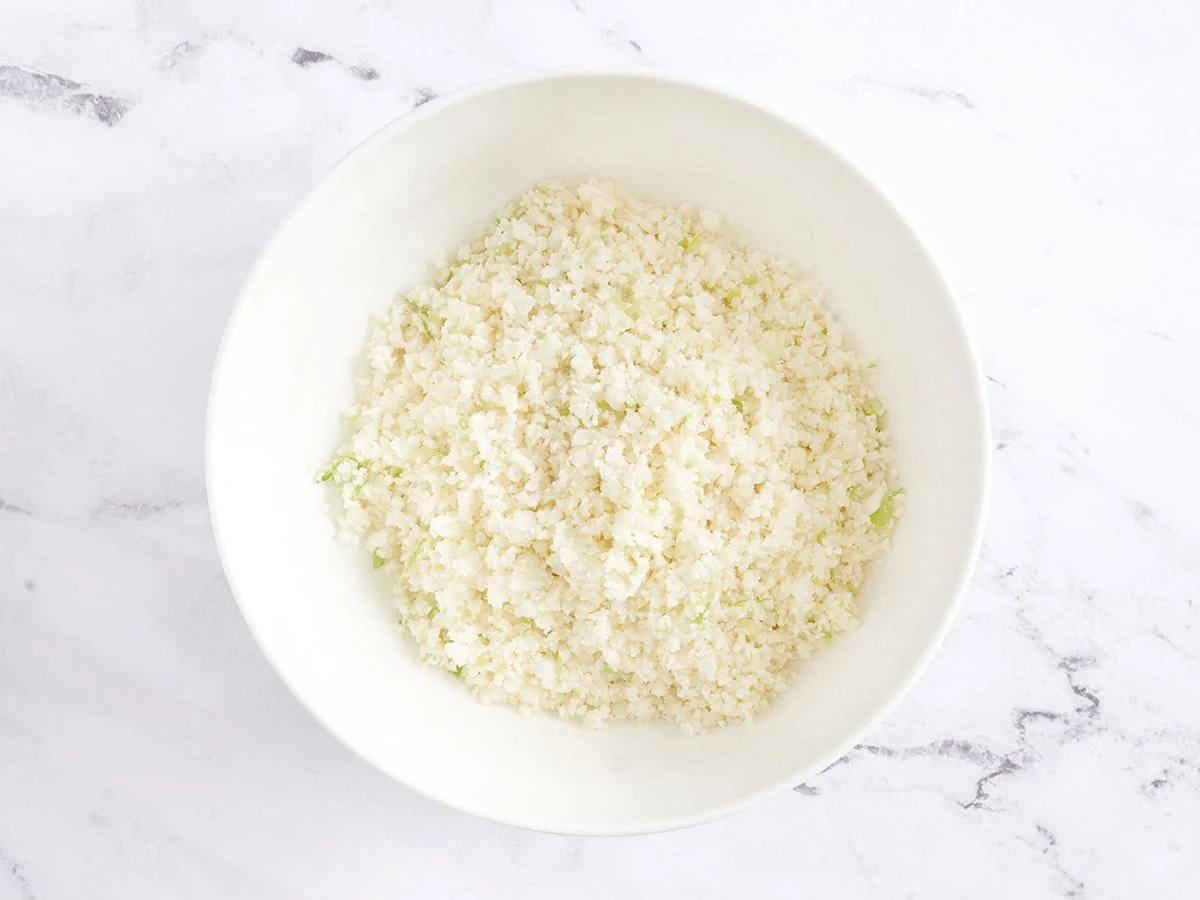 Gehackter Blumenkohl in einer Schüssel.