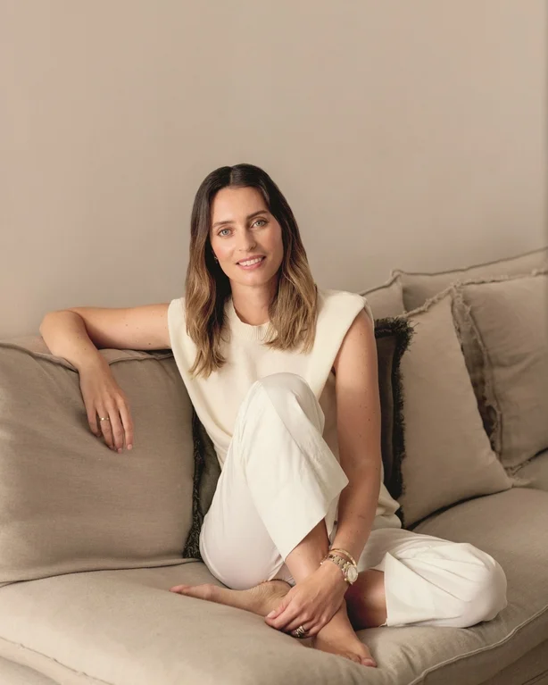 Ella Mills sitzt auf einer Couch