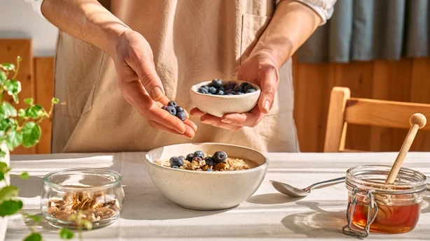 Frau bereitet gesundes, veganes, nahrhaftes Frühstück zu