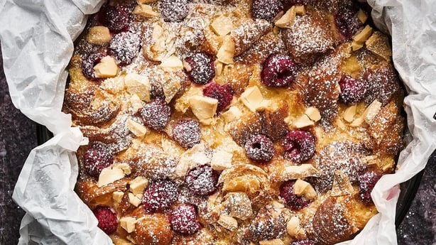 Nadiya Hussains Rezept für Croissant-Beeren-Pudding-Scheiben 