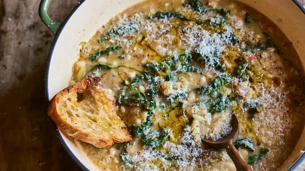 Weiße Bohnen von Clodagh McKenna mit Wintergrün.