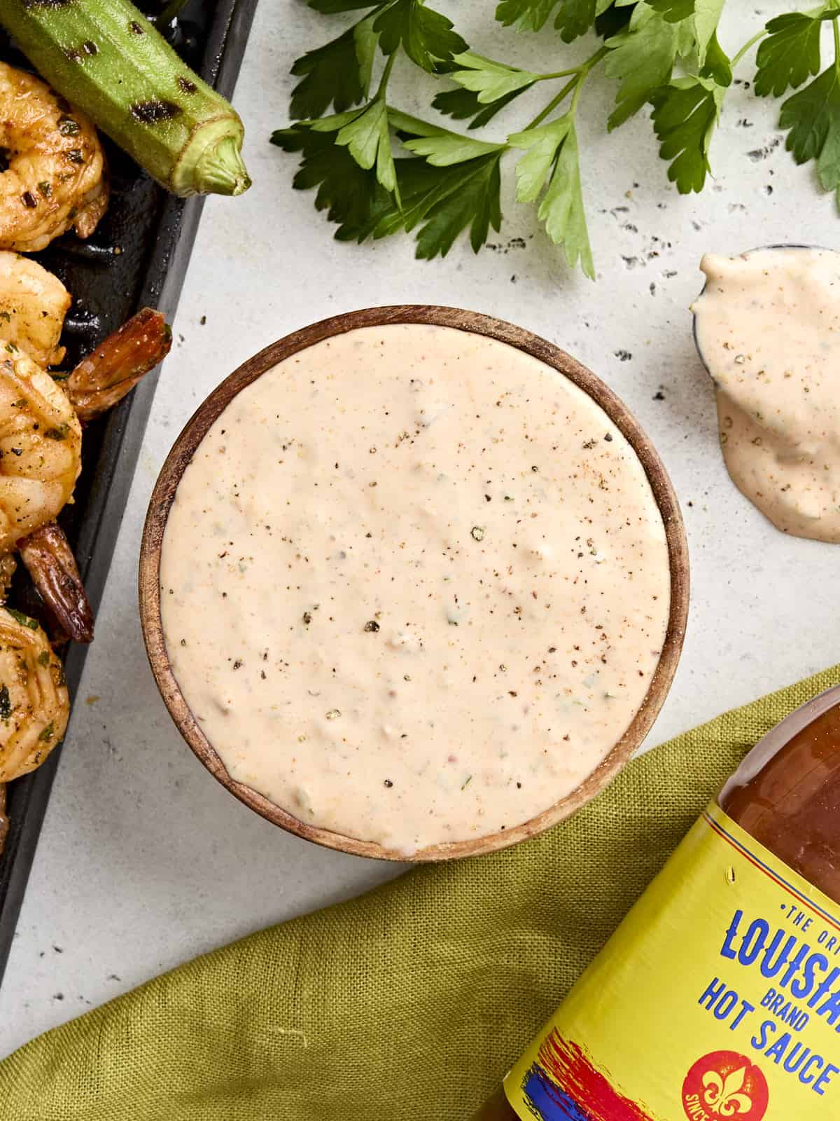 Draufsicht auf Remouladensauce in einer Schüssel.