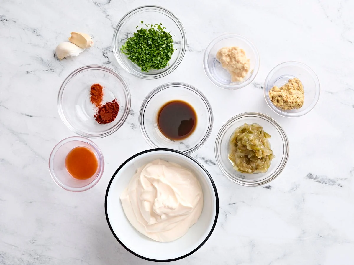 Die Zutaten für die Remouladensauce.