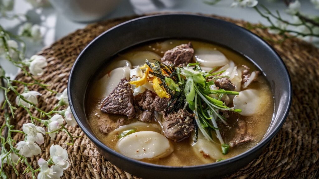 Gunmoo Kims Tteokguk (koreanische Rindfleisch- und Reiskuchensuppe)